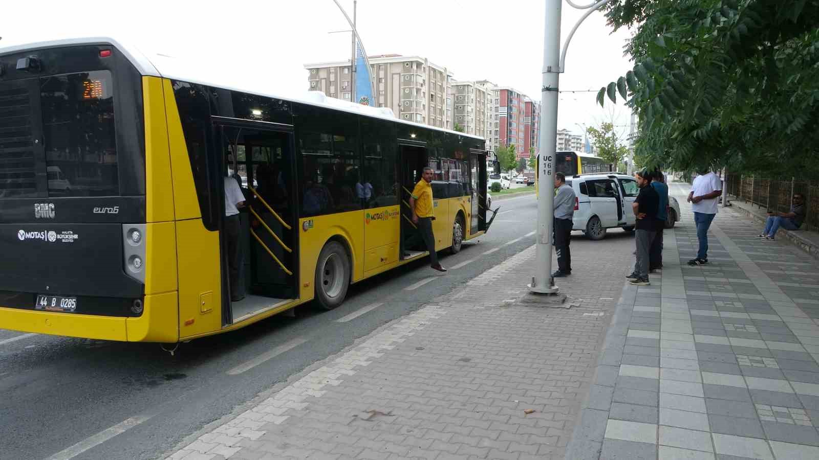 Malatya’da halk otobüsü ile hafif ticari araç çarpıştı 