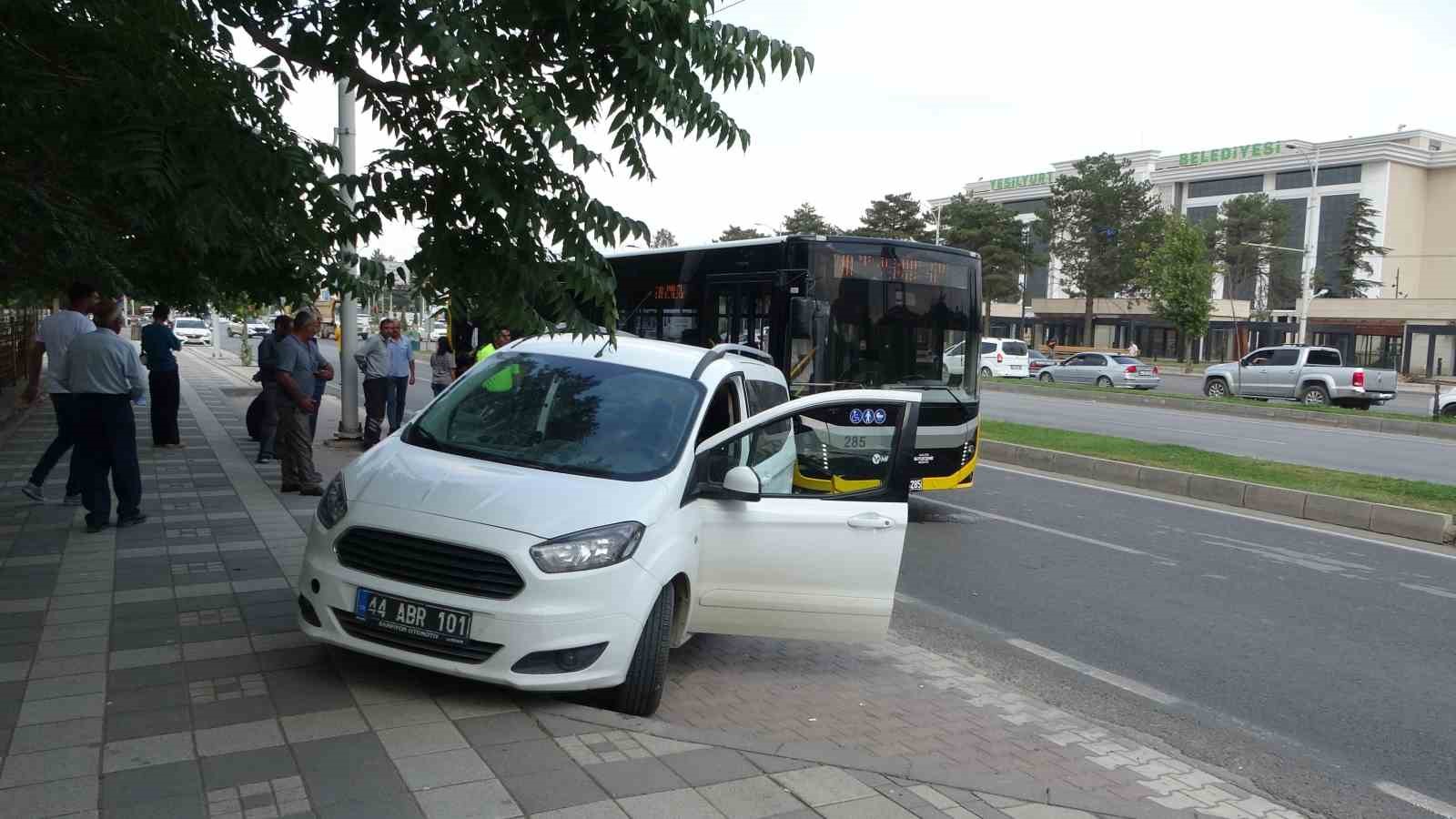 Malatya’da halk otobüsü ile hafif ticari araç çarpıştı 