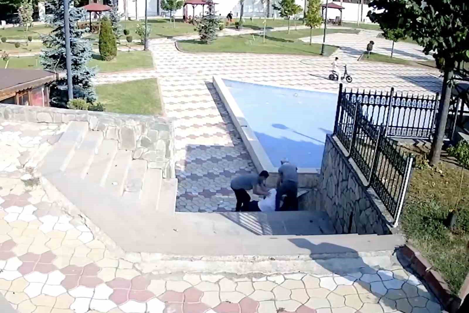 Parktaki çifti uyaran muhtar bıçaklandı: O anlar kamerada 