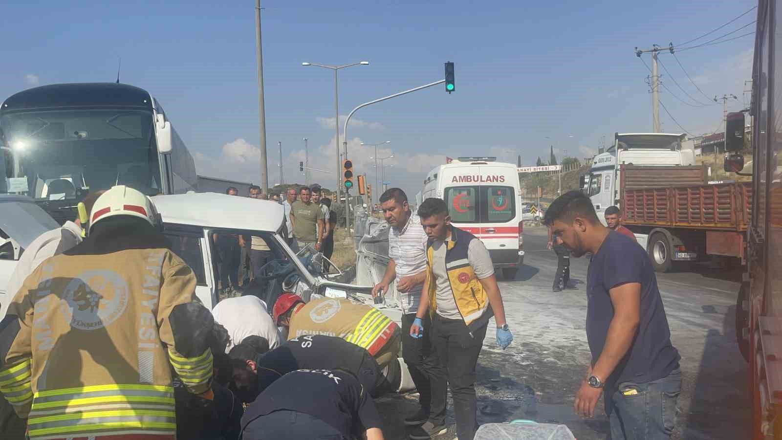 Kula’da karı-koca trafik kazasında hayatını kaybetti 