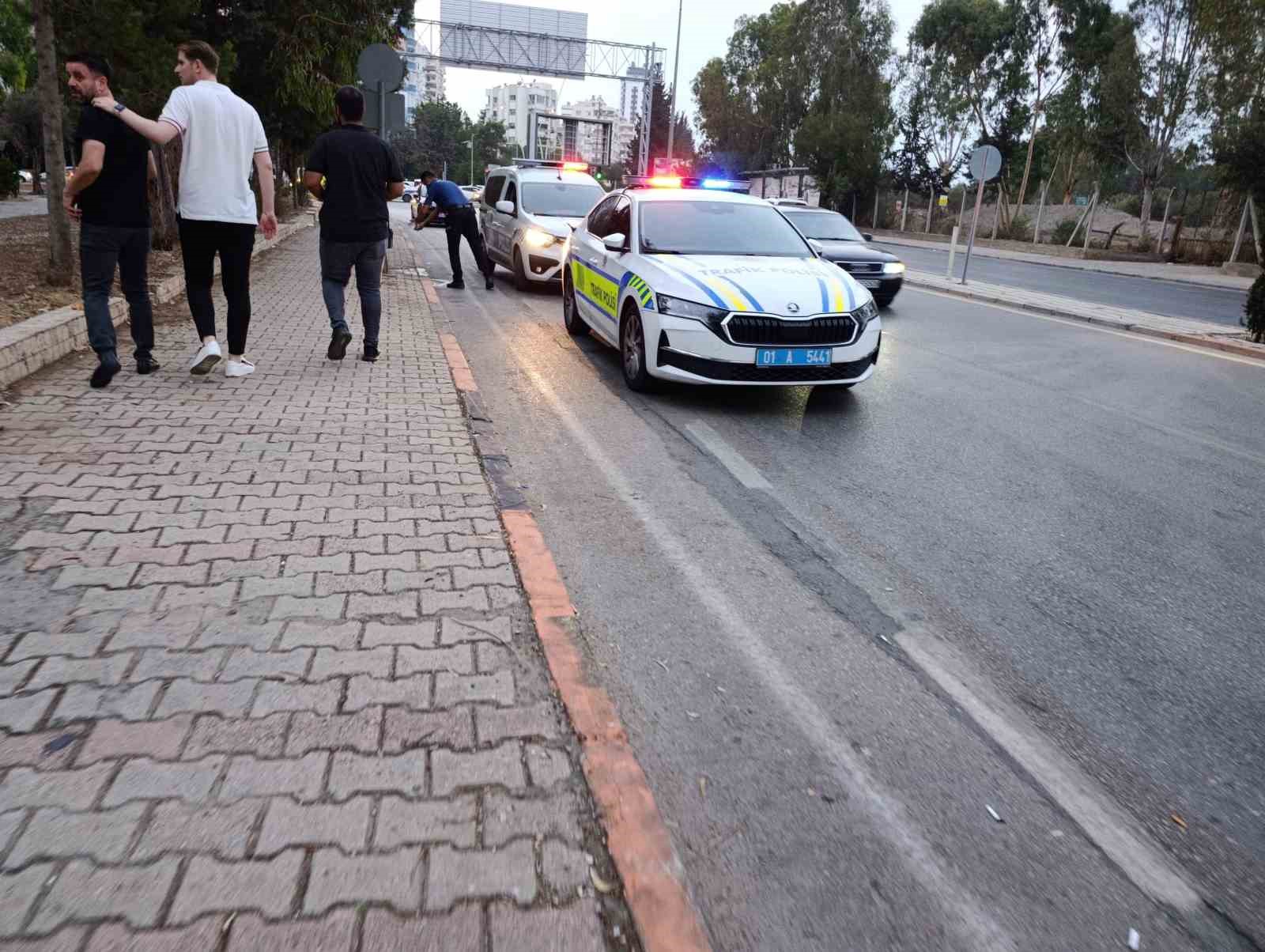 Refüje ve direğe çarpan motosikletli hayatını kaybetti 