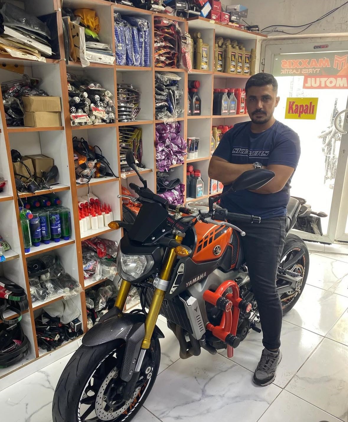 Refüje ve direğe çarpan motosikletli hayatını kaybetti 