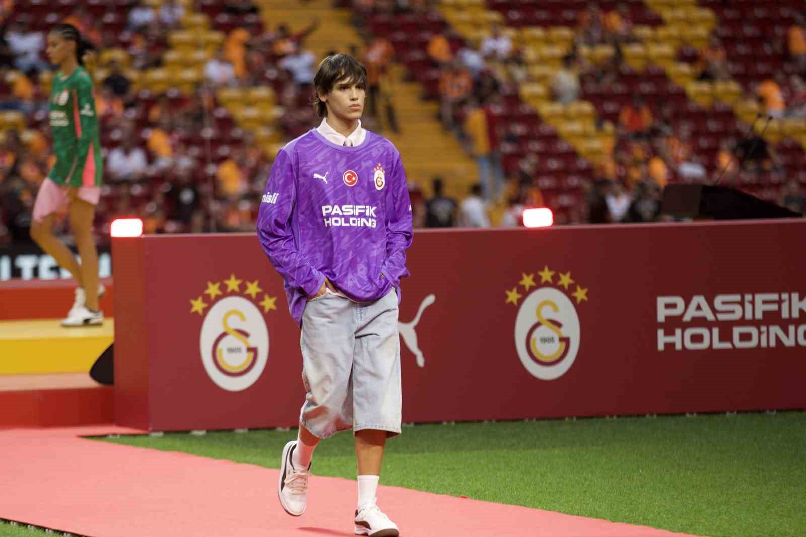 Victor Osimhen ve Leroy Sane için stadyumda imza töreni düzenlendi 