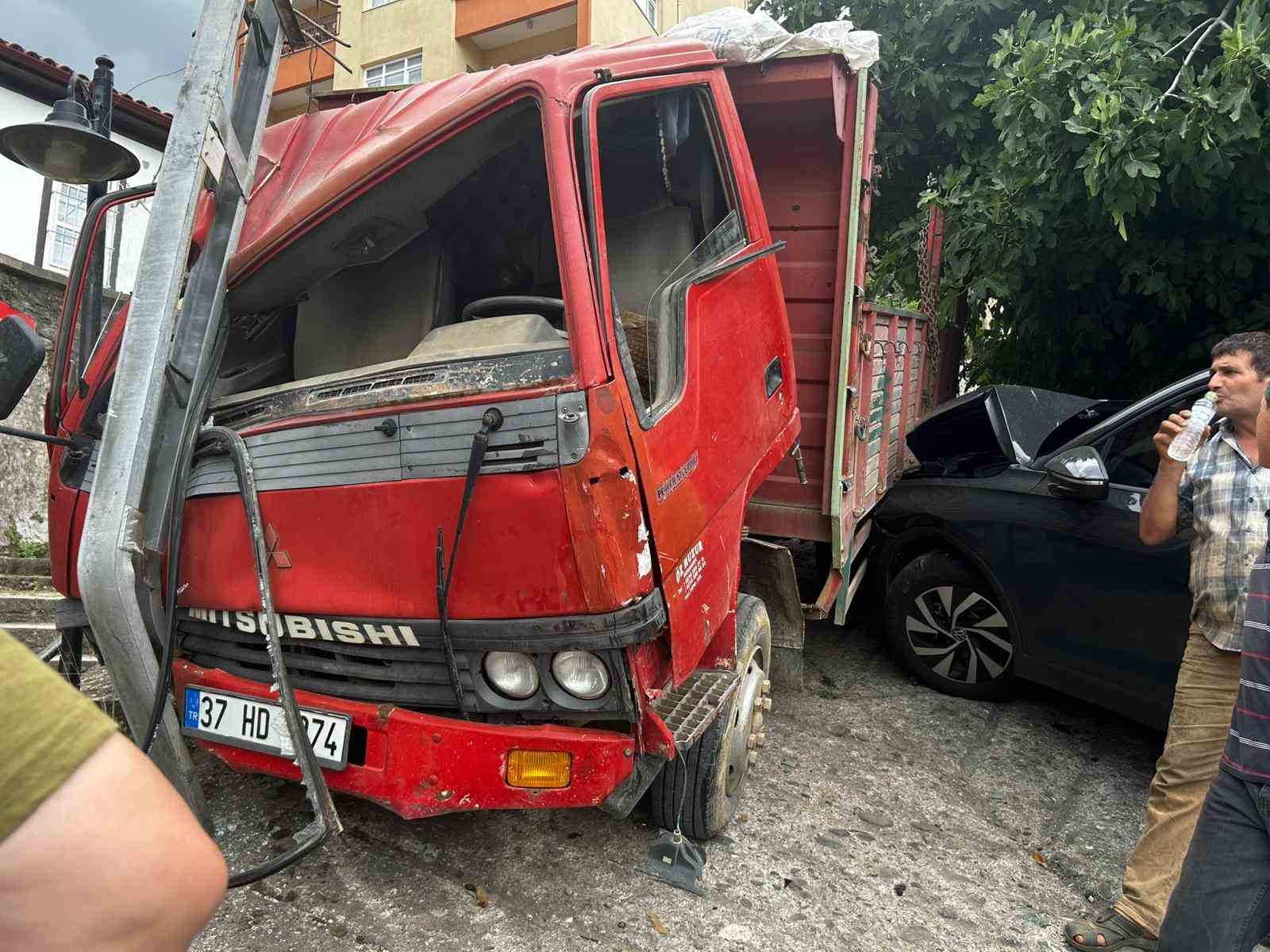 Kontrolden çıkan kamyon park halindeki araç ile elektrik direğine çarparak durabildi 
