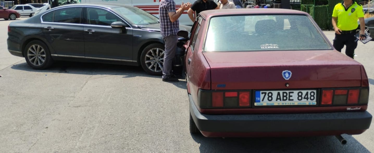 İki otomobilin çarpıştığı kaza kamerada: 3 yaralı 
