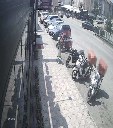 İki otomobilin çarpıştığı kaza kamerada: 3 yaralı 