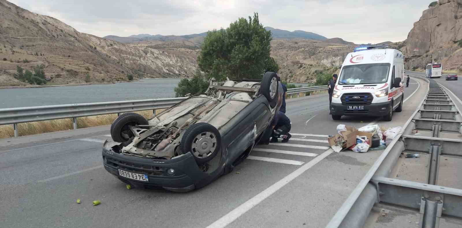 Lastiği kopan otomobil takla attı: 1 yaralı 