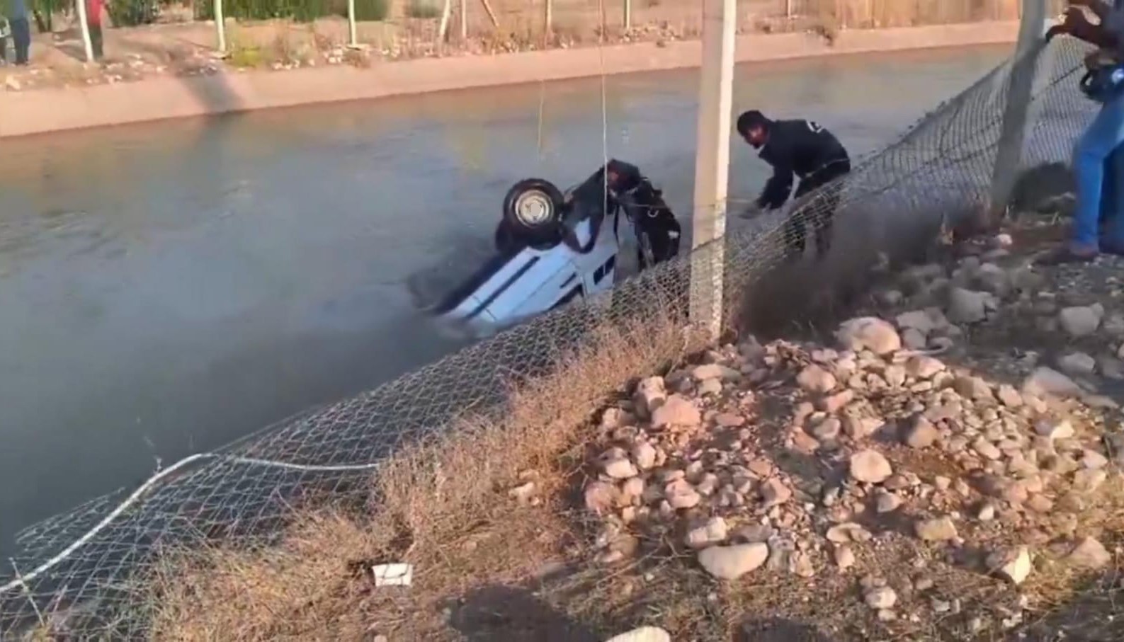Şanlıurfa’da otomobil sulama kanalına düştü: 2 kişi kurtarıldı 