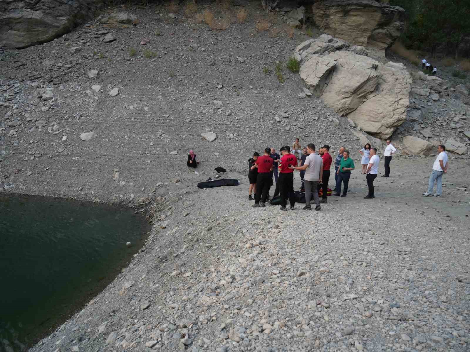 Serinlemek için baraj gölüne giren çocuk boğuldu 