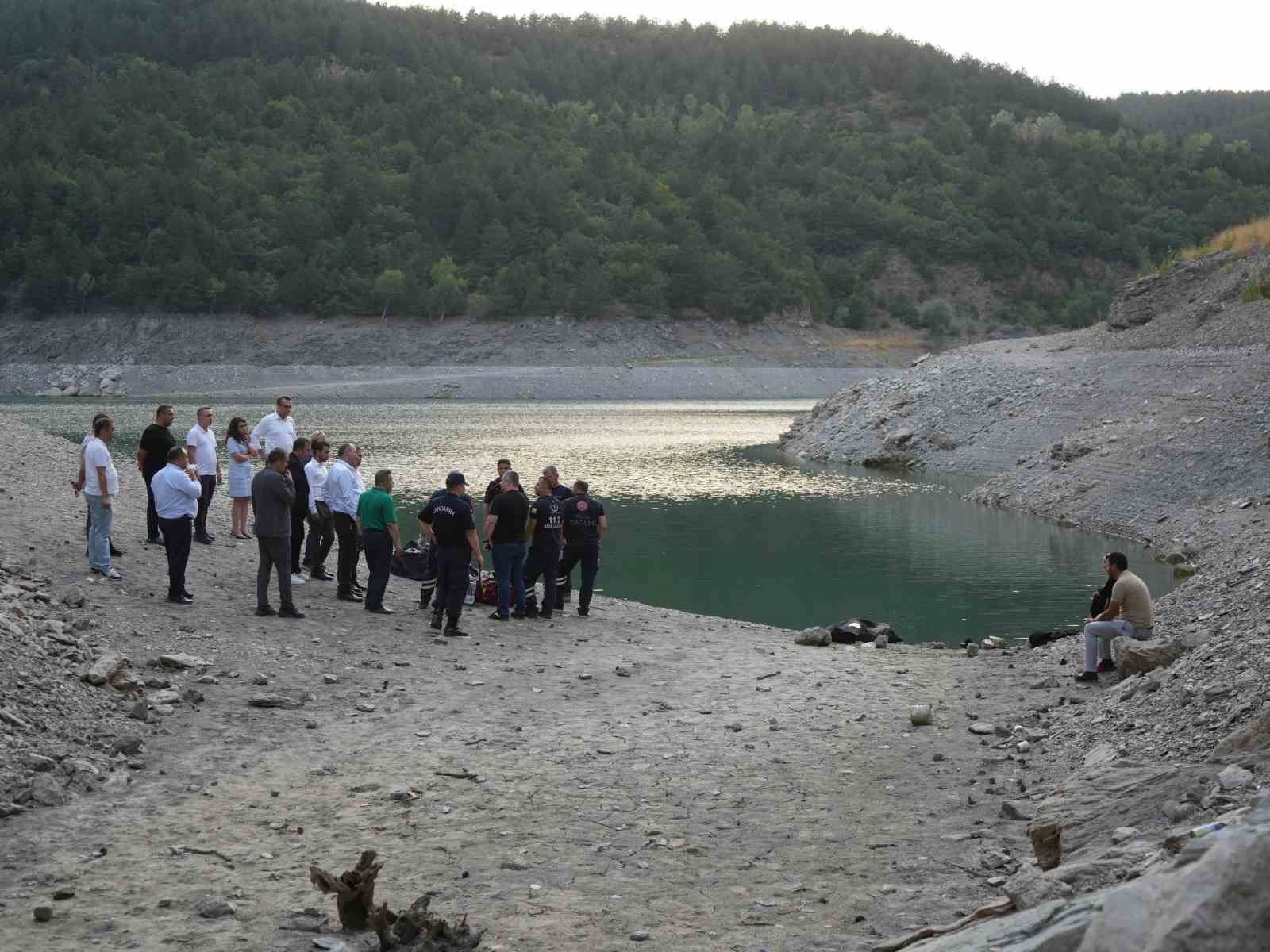 Serinlemek için baraj gölüne giren çocuk boğuldu 