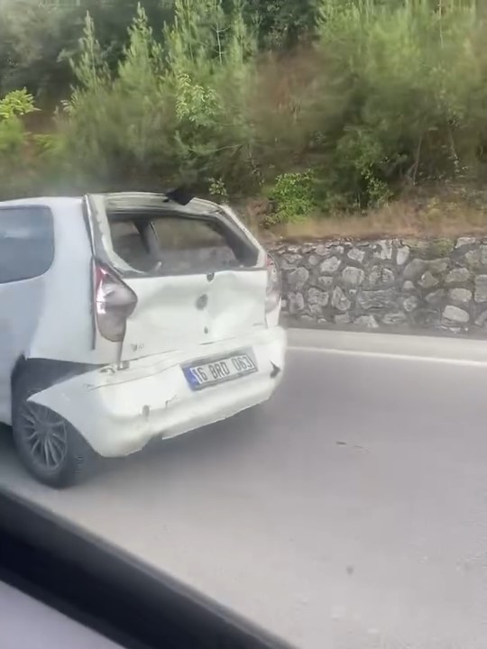 Bursa’da kamyonet otomobile çarptı: 4 yaralı 