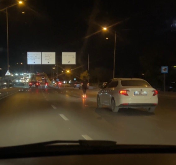 Scooterla 80-90 kilometre hızla seyrederek araçları solladı 