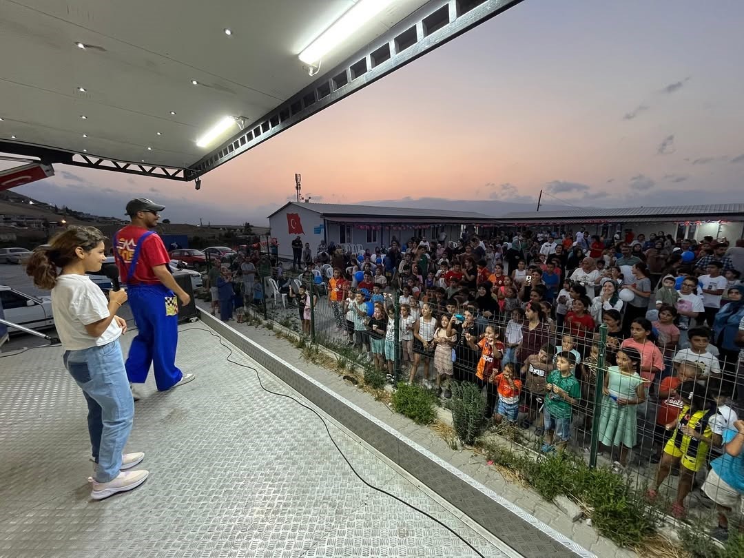 Antakya Belediyesi’nin düzenlediği çocuk şenliğinde depremzede çocuklar doyasıya eğlendi