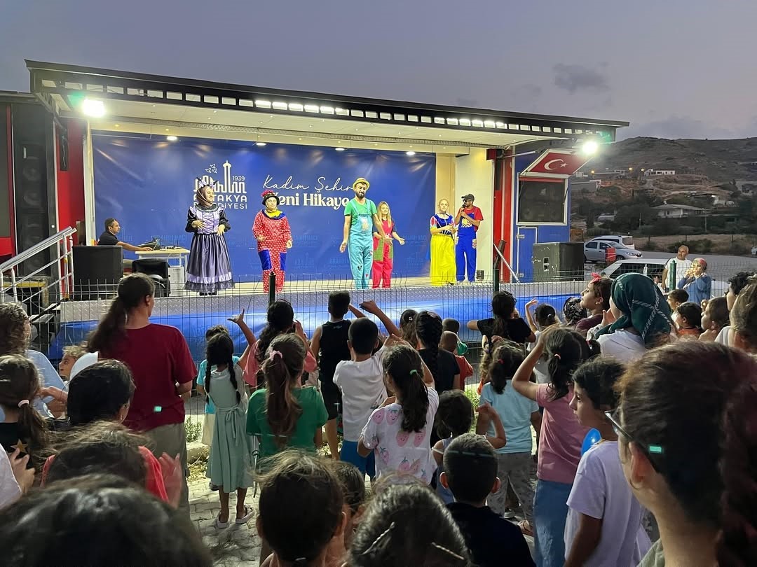 Antakya Belediyesi’nin düzenlediği çocuk şenliğinde depremzede çocuklar doyasıya eğlendi 