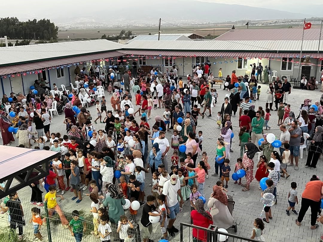 Antakya Belediyesi’nin düzenlediği çocuk şenliğinde depremzede çocuklar doyasıya eğlendi 