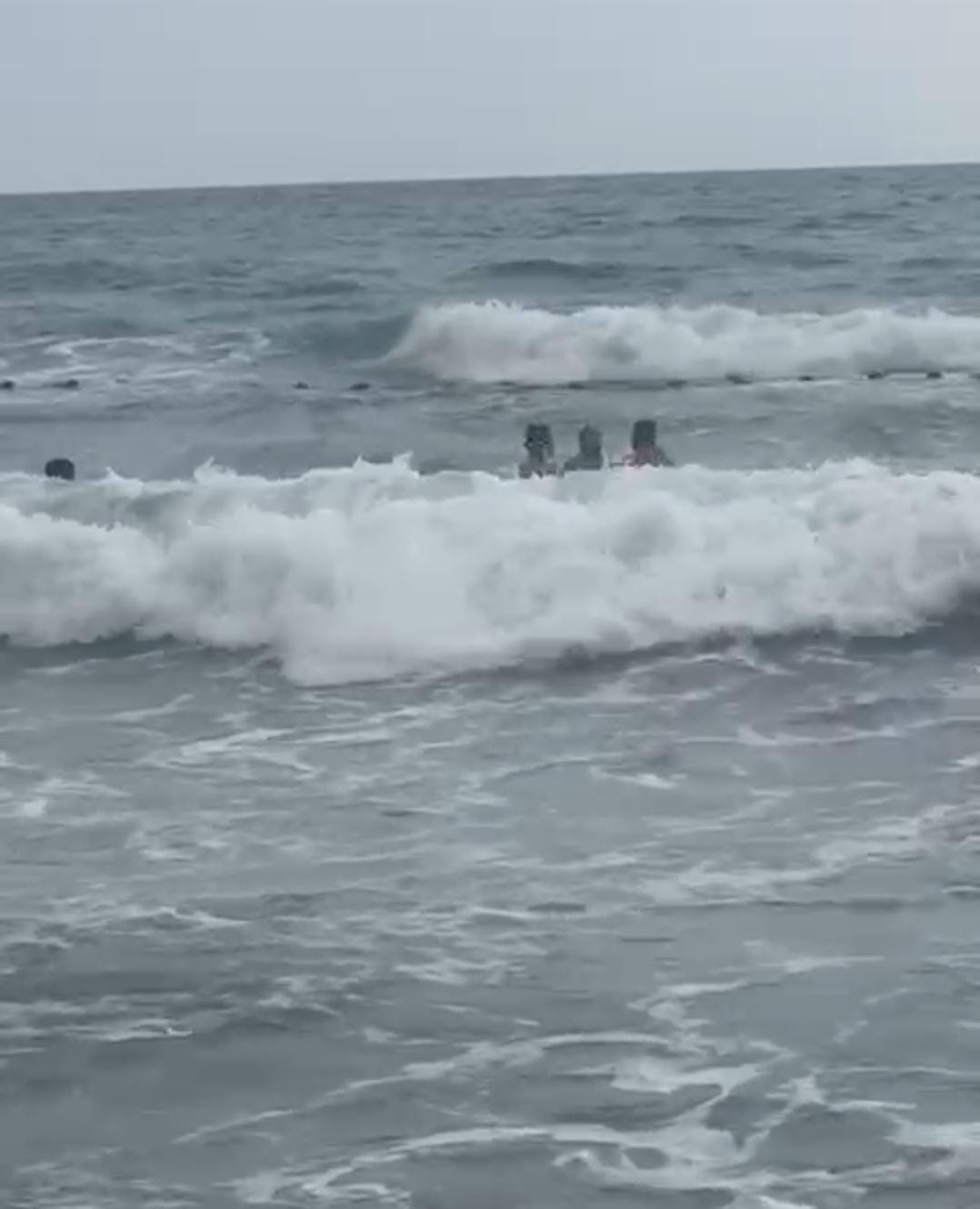 Boğulma tehlikesi yaşayan 2 kız çocuğunun kurtarılma anları kamerada 