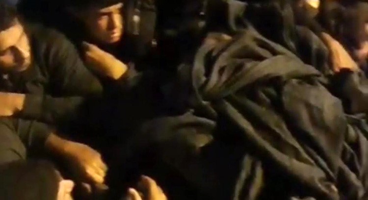 42 göçmen üzeri fileyle kapatılan kamyonet kasasında yakalandı 