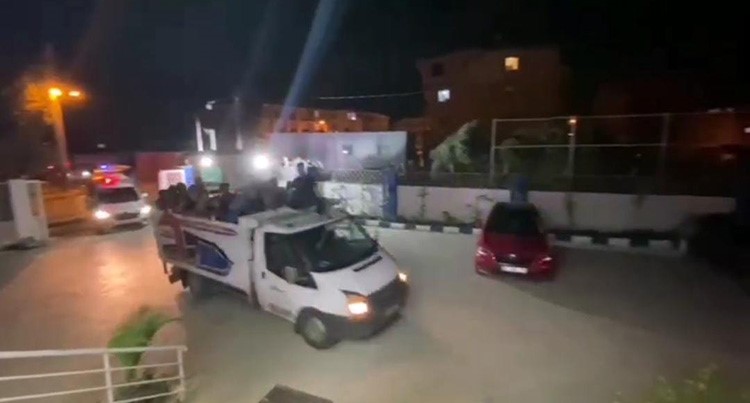 42 göçmen üzeri fileyle kapatılan kamyonet kasasında yakalandı 