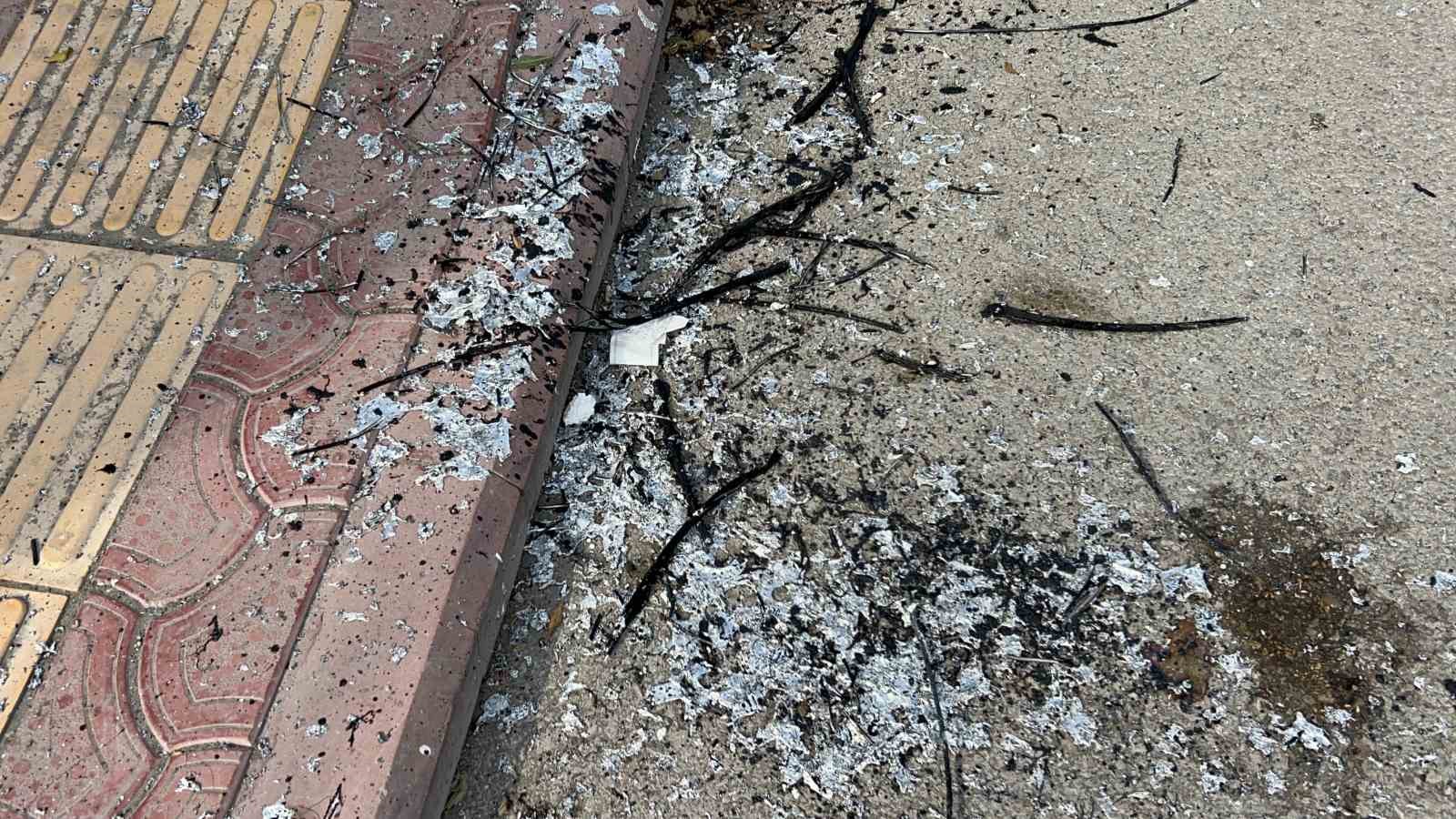 Elektrik teli havai fişek gibi patladı 
