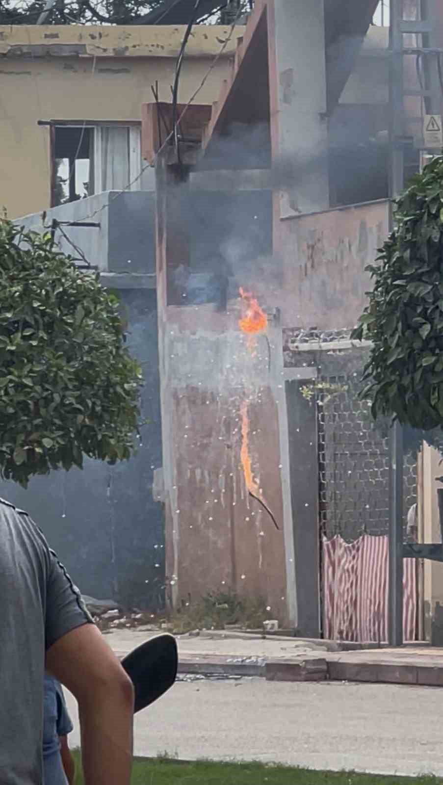 Elektrik teli havai fişek gibi patladı 