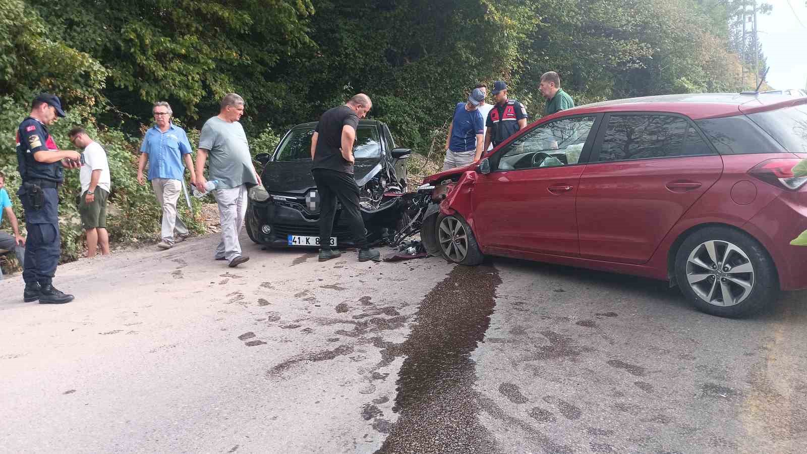 Otomobiller çarpıştı: 4 yaralı 