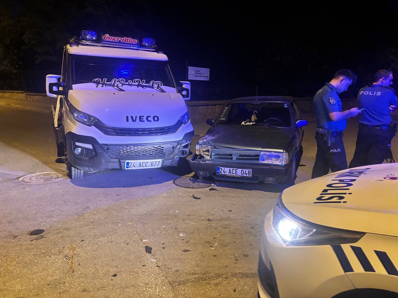 Tofaş marka otomobilin karıştığı kazada 3 kişi yaralandı 