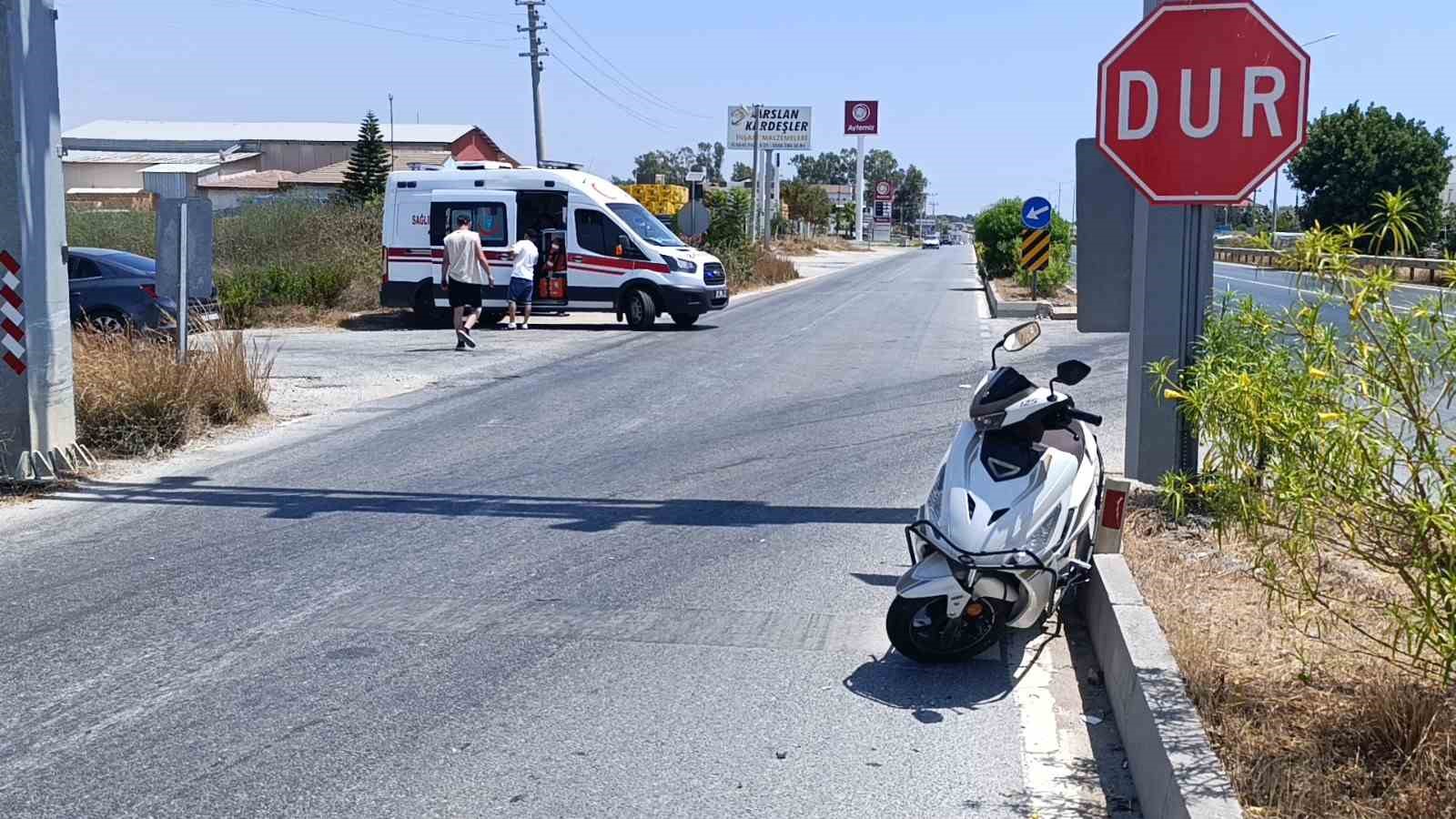 Manavgat’ta tali yola giren otomobil motosikletle çarpıştı: 1 yaralı 