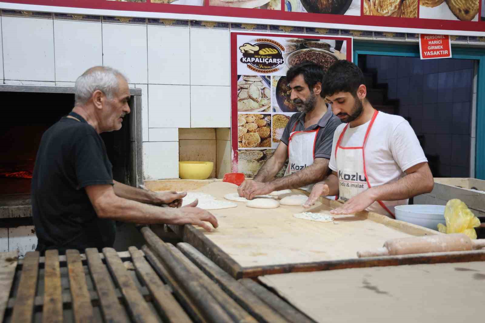 Fırıncıların sıcak havada zorlu ’ekmek’ mesaisi 