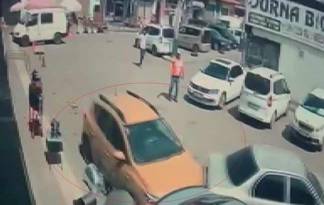 Direksiyon başında rahatsızlanan sürücü 6 araca çarptı: Kaza anı kamerada 