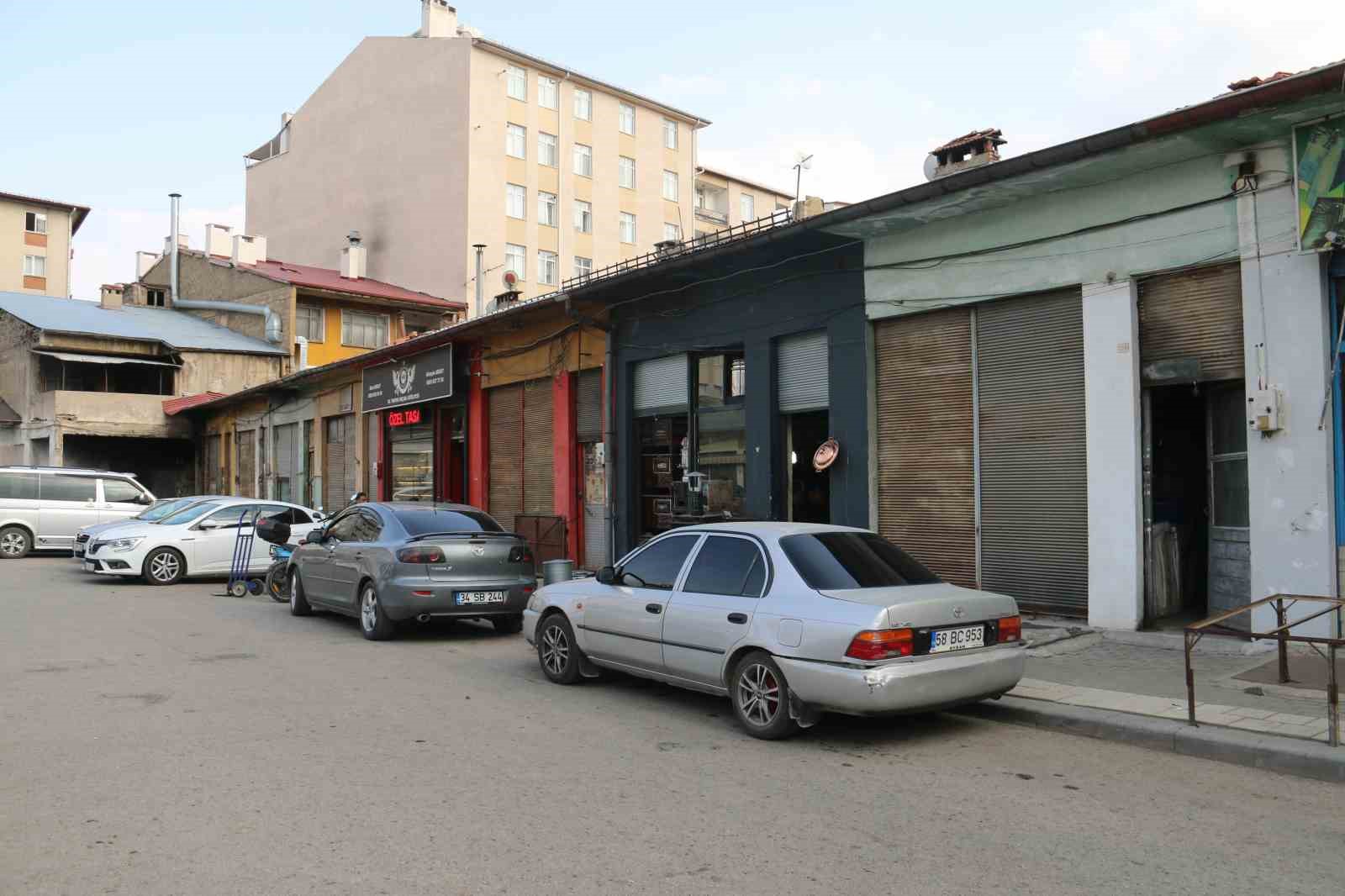 Direksiyon başında rahatsızlanan sürücü 6 araca çarptı: Kaza anı kamerada 