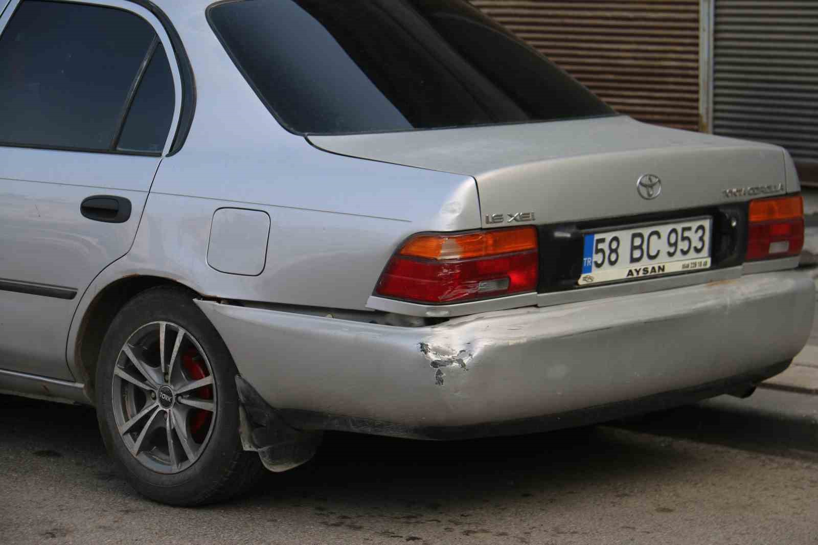 Direksiyon başında rahatsızlanan sürücü 6 araca çarptı: Kaza anı kamerada 