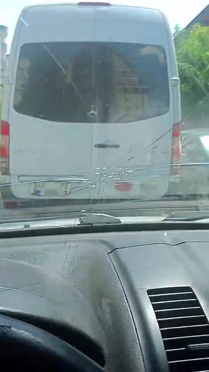 Trafikte dehşet saçtılar: Yol verme tartışması saldırıya dönüştü 