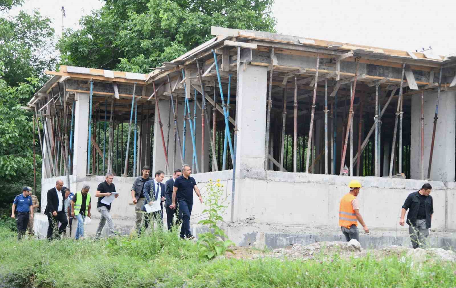 Vali Çiçek, spor inşaatlarını denetledi 