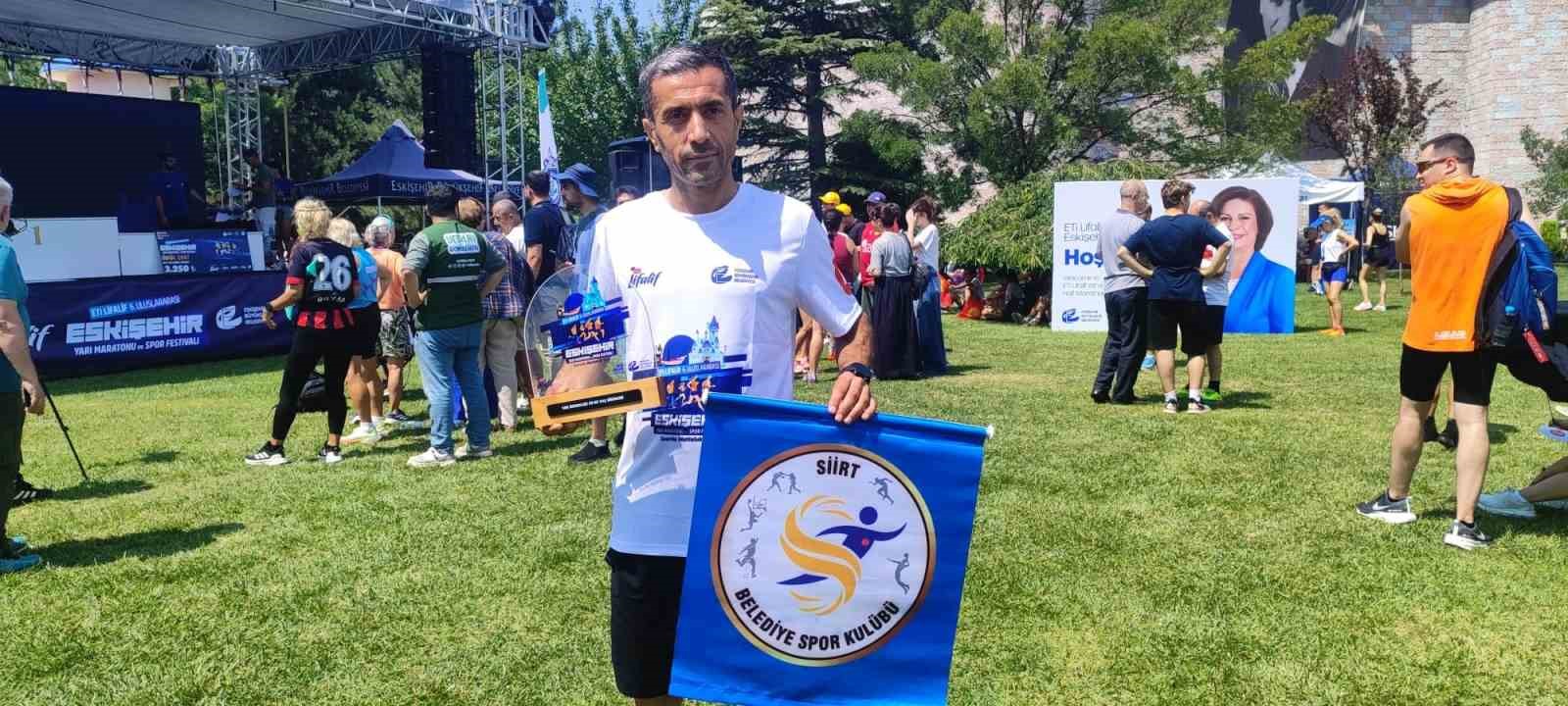 Siirtli sporcu, Eskişehir Yarı Maratonu’nda kategorisinde birinci oldu 