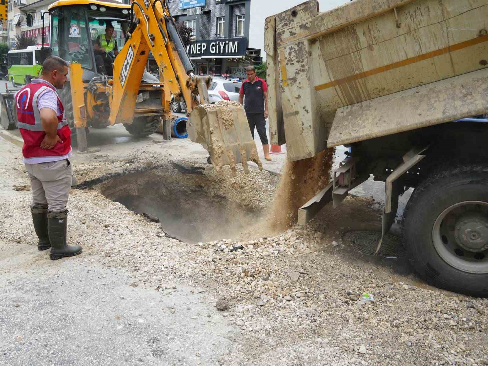 Düzce Belediyesi patlayan su borusuna anında müdahale 