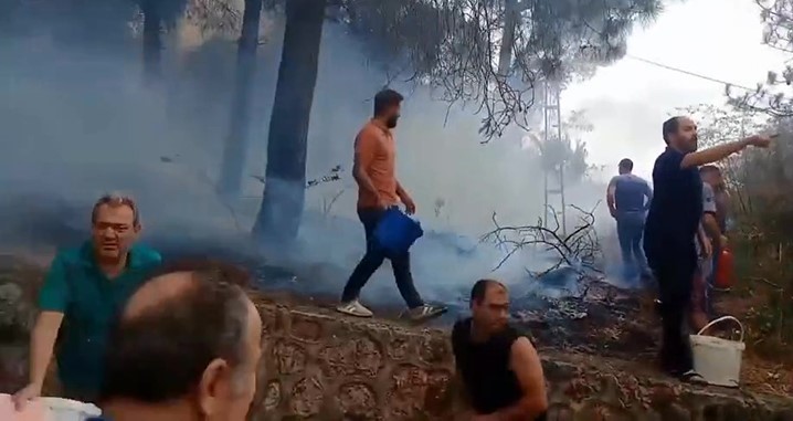 Mahalleli birlik oldu, orman yangınına kovalarla müdahale etti 