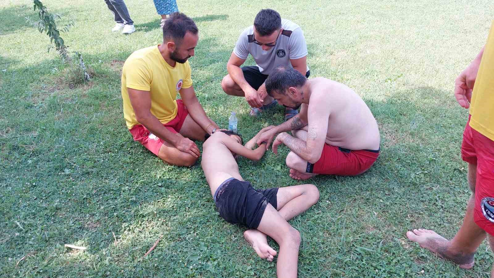 Boğulma tehlikesi geçiren çocuğu babası kurtardı 