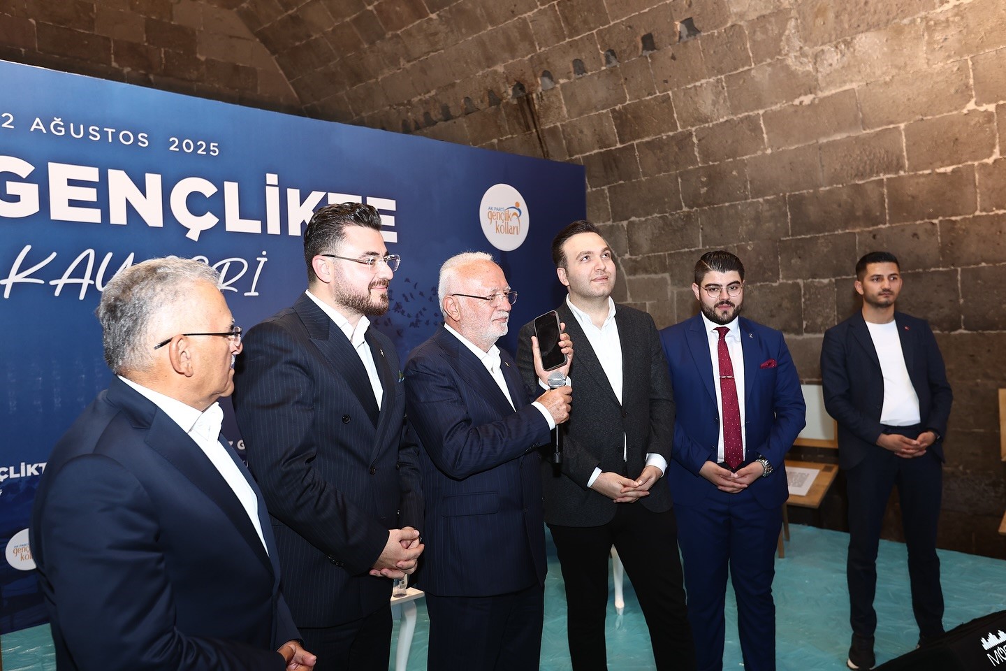 Başkan Büüyükkılıç’tan ’Gesi Bağları’ türküsü 