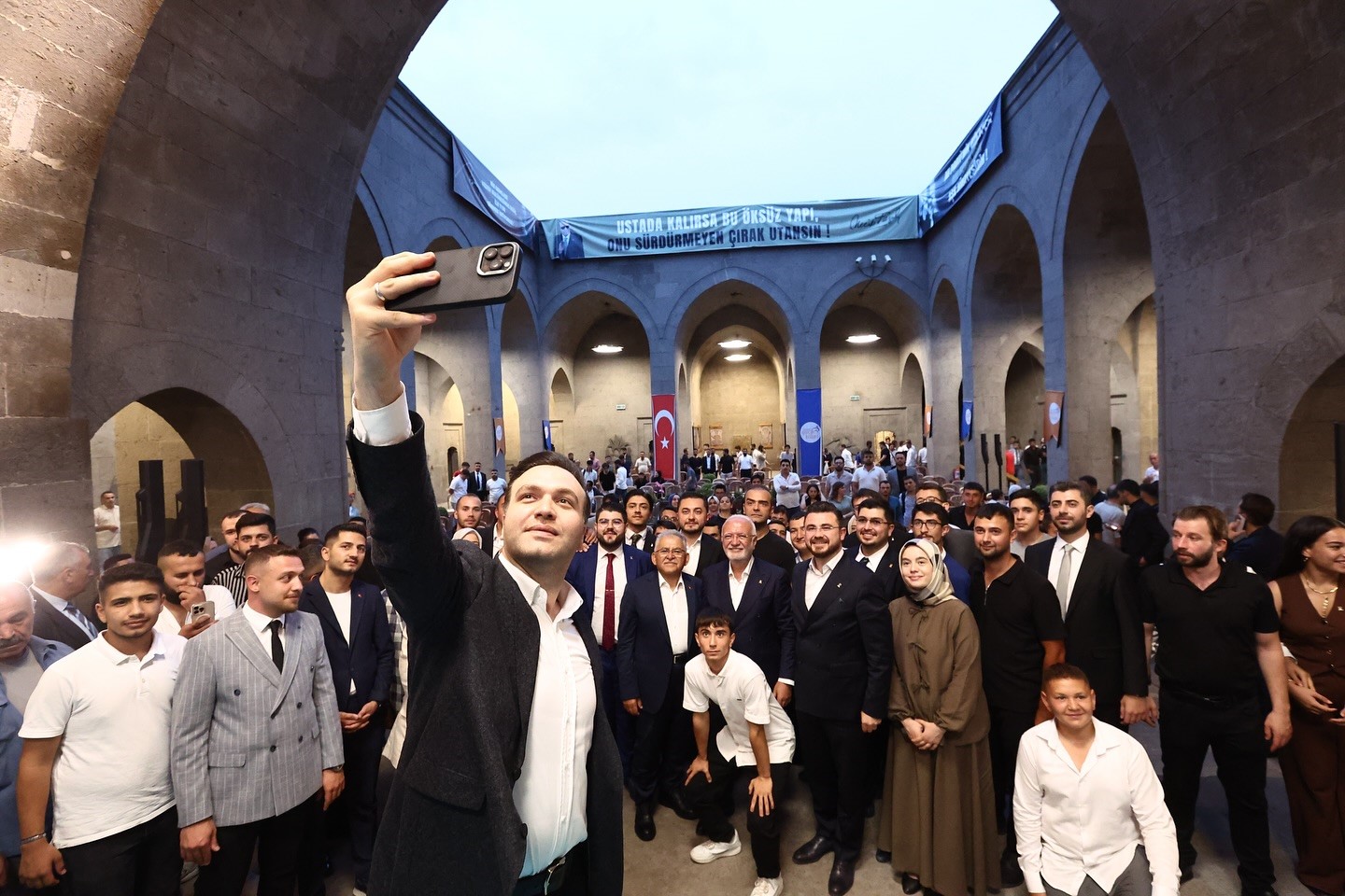 Başkan Büüyükkılıç’tan ’Gesi Bağları’ türküsü 