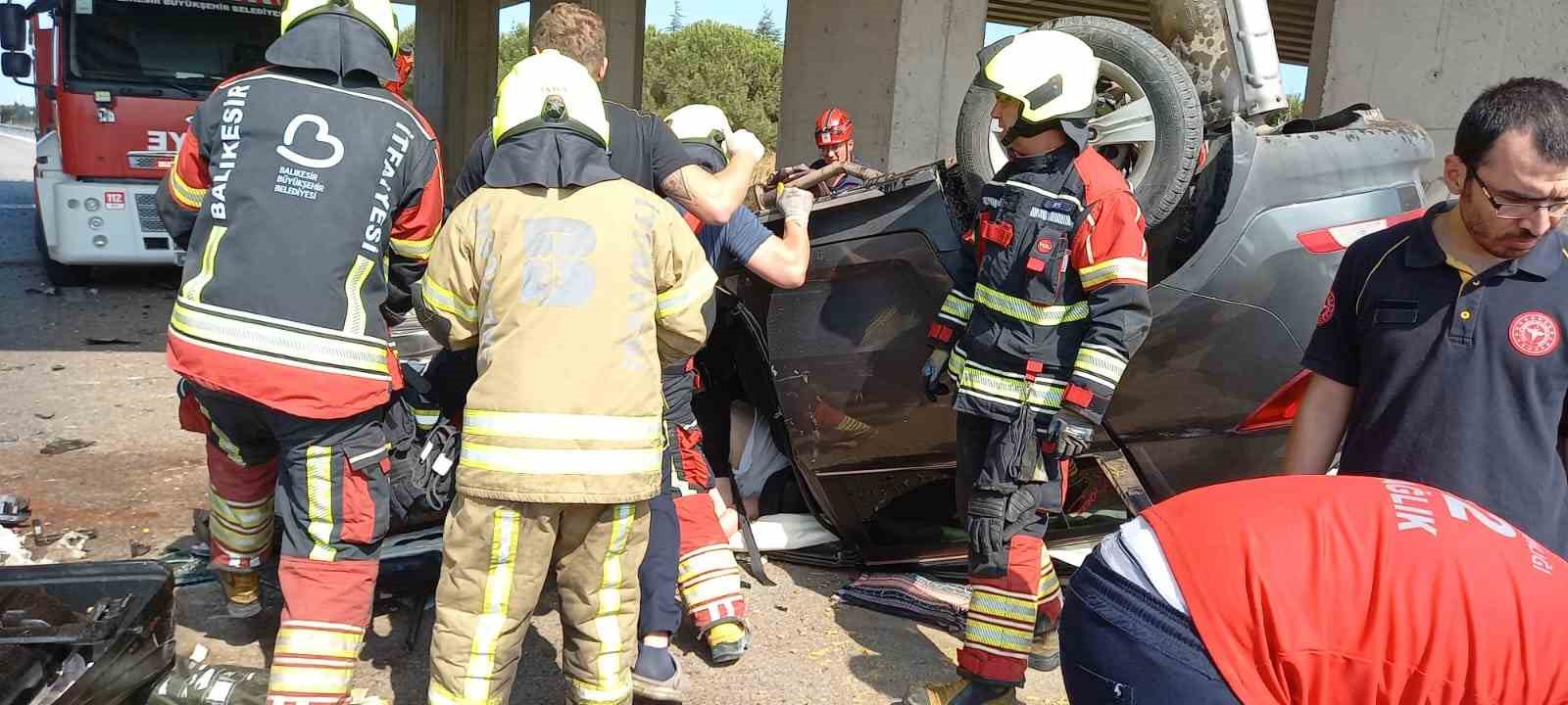 Takla atan otomobilde sıkışan 2 kişiyi itfaiye kurtardı 