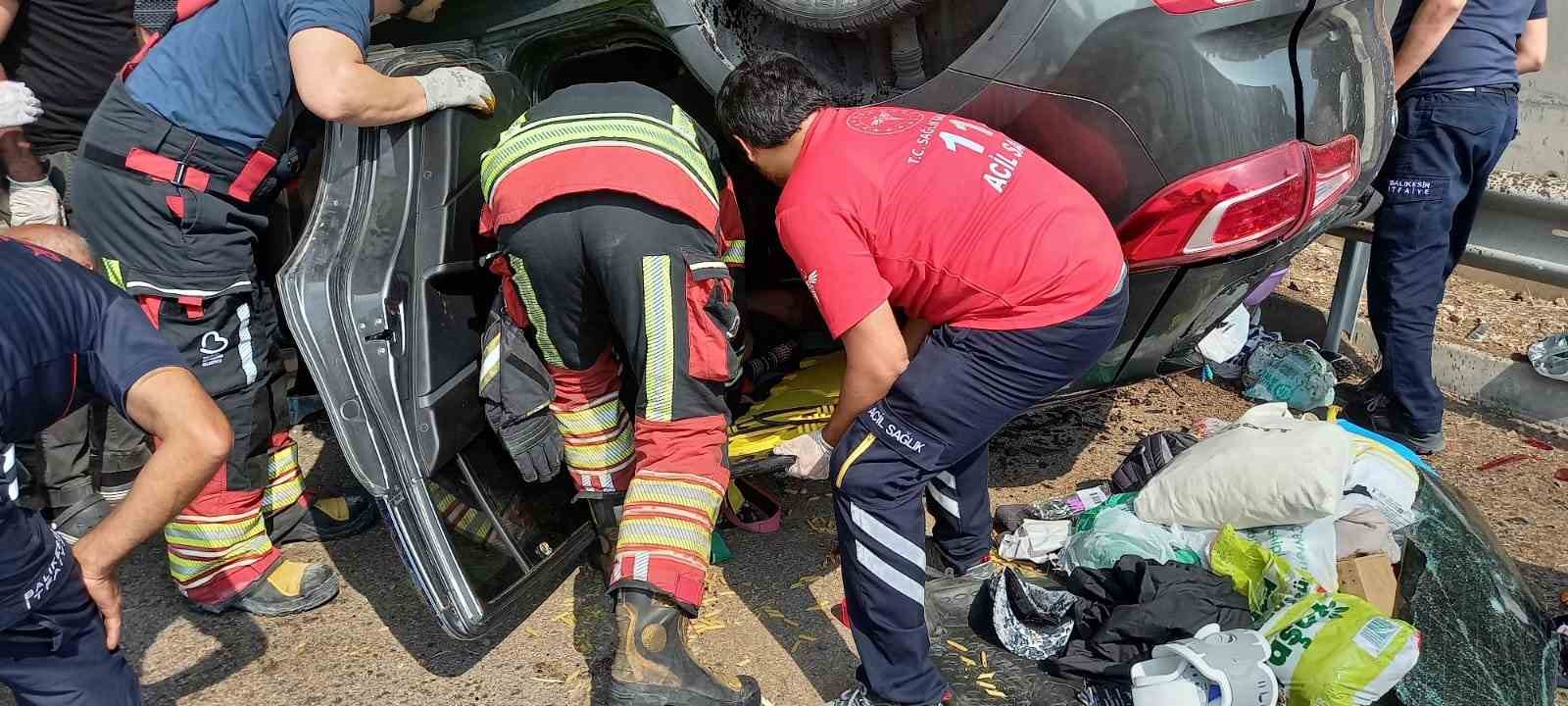 Takla atan otomobilde sıkışan 2 kişiyi itfaiye kurtardı 