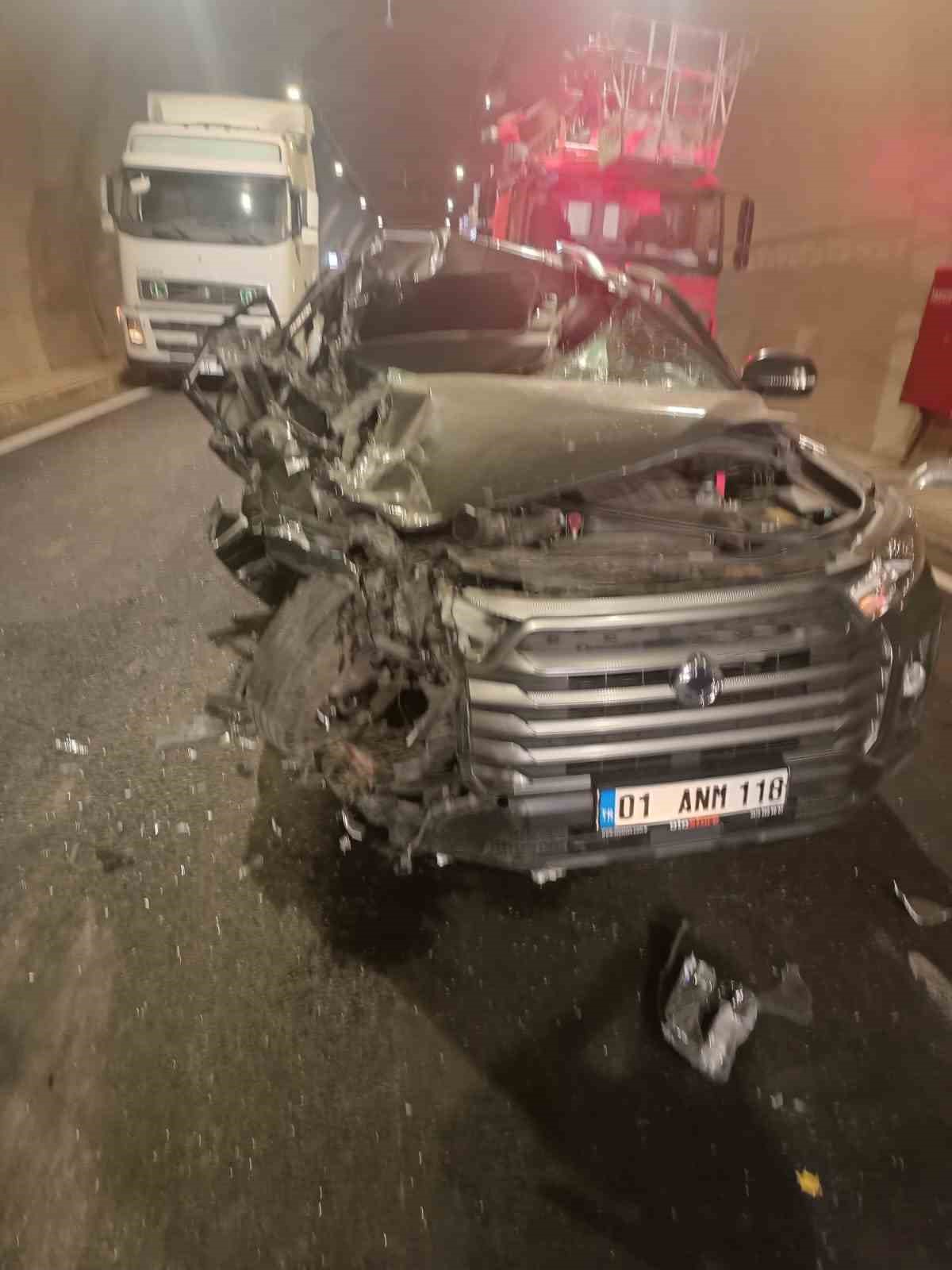 Batman’da tıra çarpan pikap hurdaya döndü: 1 yaralı 