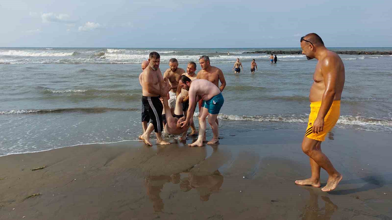 Karadeniz’de can pazarı: 2 arkadaş baygın halde denizden çıkartıldı 