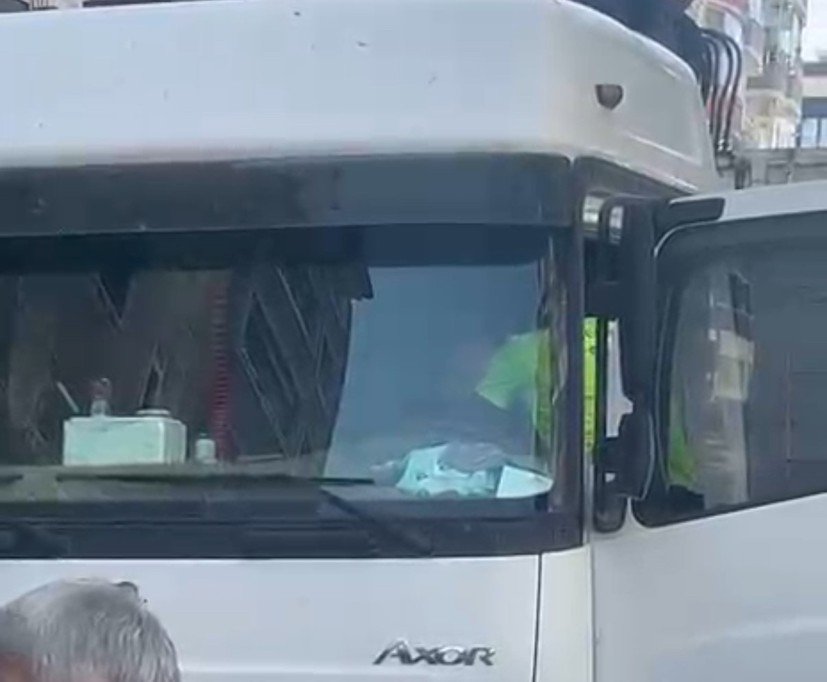 Kalp krizi geçiren tır sürüsü otomobile çarptı: 2 yaralı