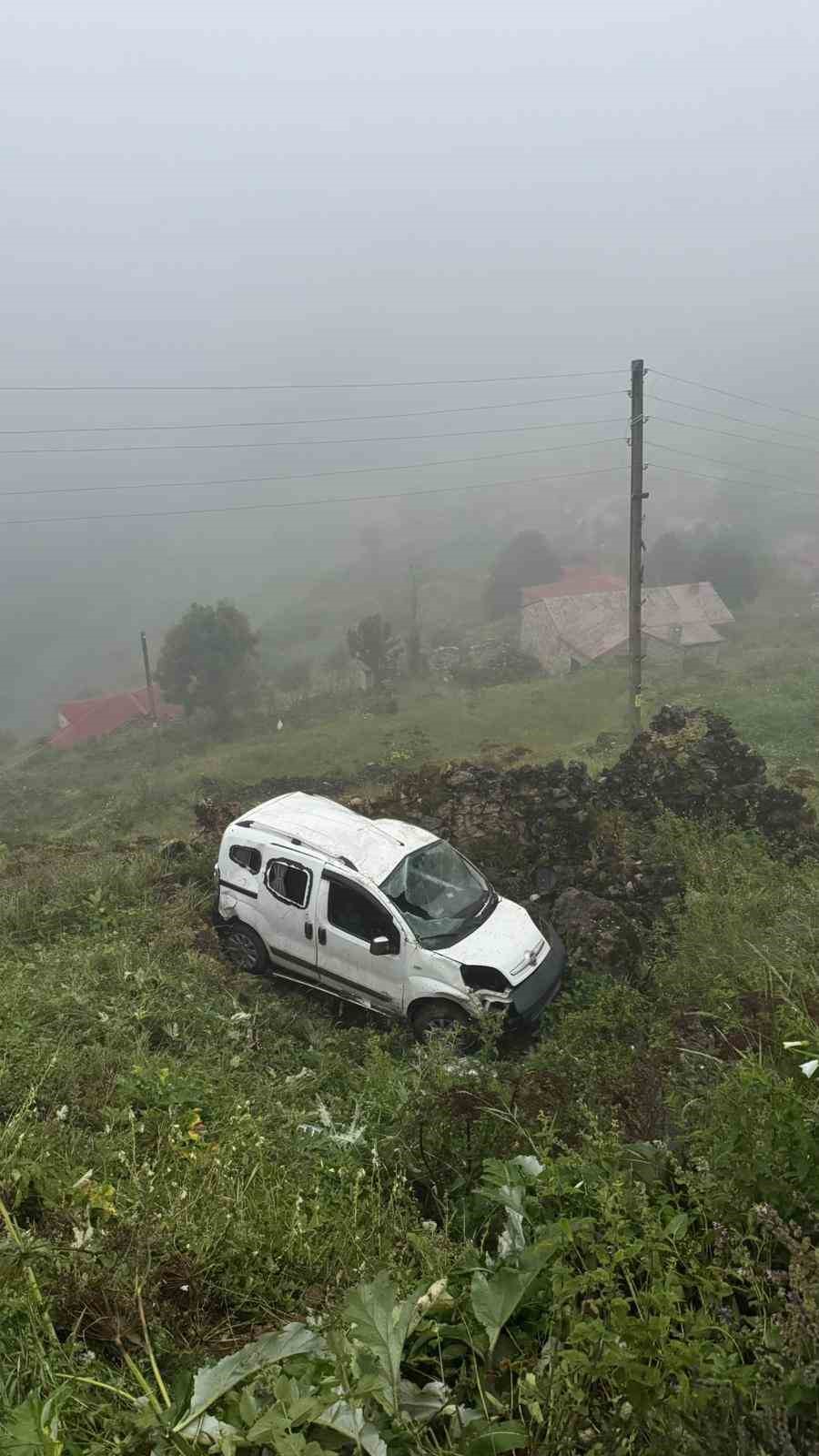 Gümüşhane’de sis nedeniyle araç şarampole yuvarlandı: 5 yaralı 