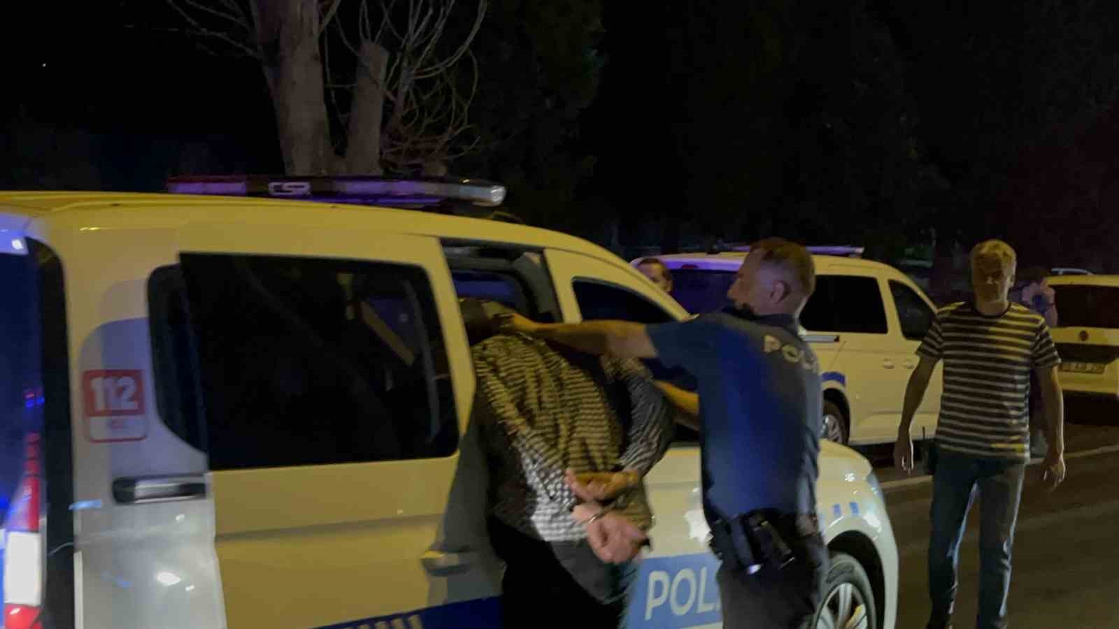 Göçmen kaçakçıları polisten kaçarken kaza yaptı: Otomobilden balık istifi 9 kişi çıktı 