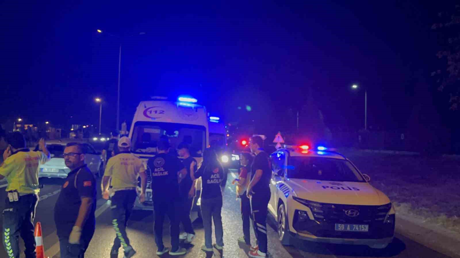 Göçmen kaçakçıları polisten kaçarken kaza yaptı: Otomobilden balık istifi 9 kişi çıktı 