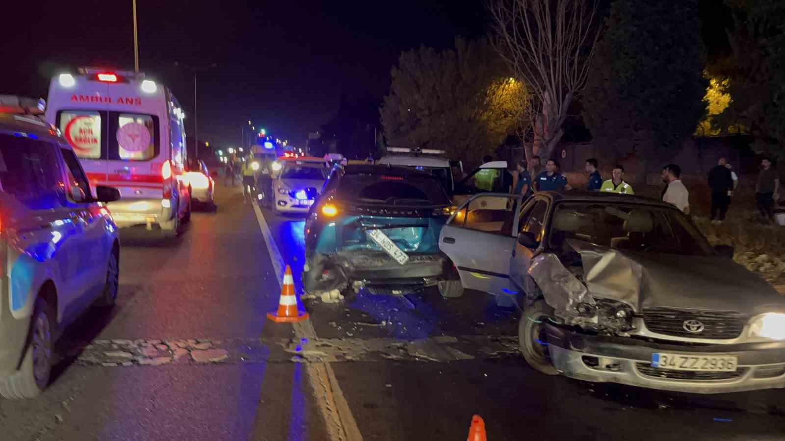 Göçmen kaçakçıları polisten kaçarken kaza yaptı: Otomobilden balık istifi 9 kişi çıktı 