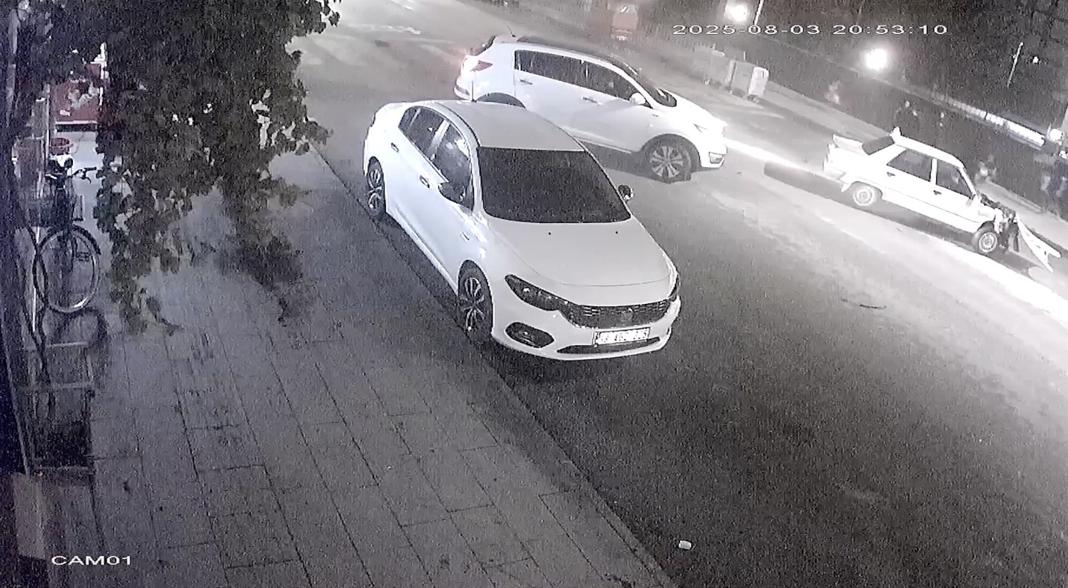 Otomobil, yaya geçidinde duran araca böyle çarptı: 2 yaralı 