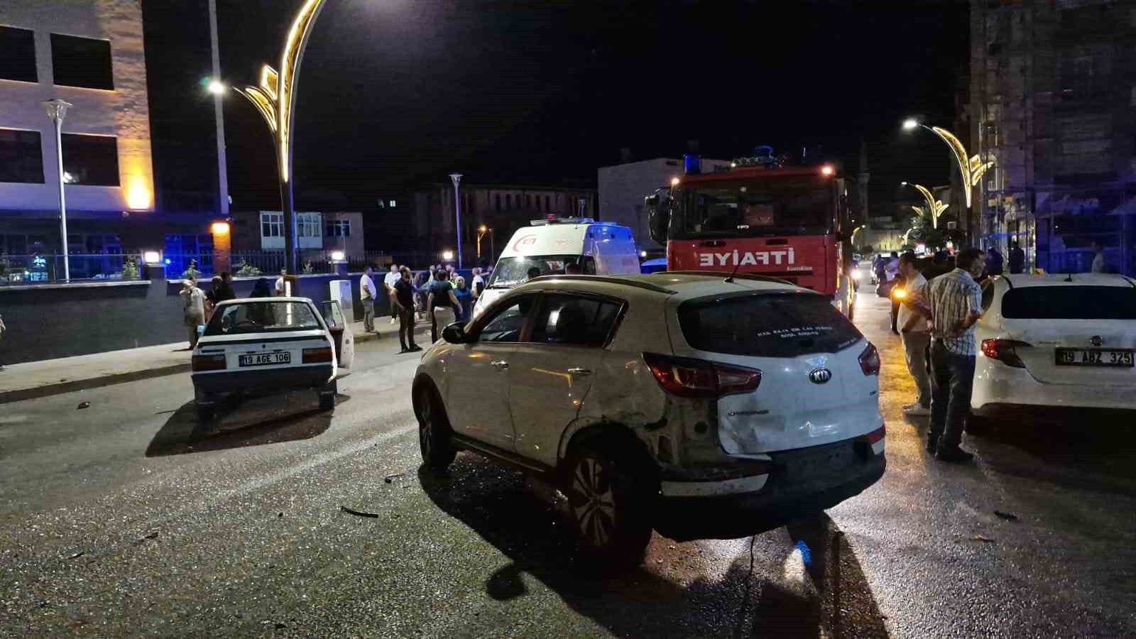 Otomobil, yaya geçidinde duran araca böyle çarptı: 2 yaralı 